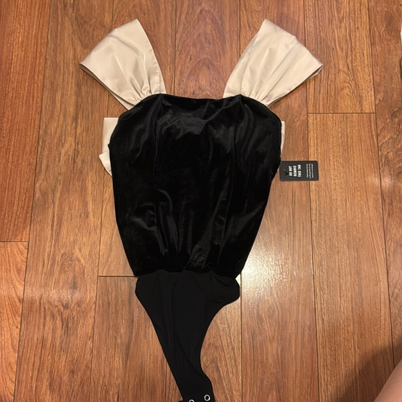 EXPRESS Velvet Bow Bodysuit - Picture 3 of 8